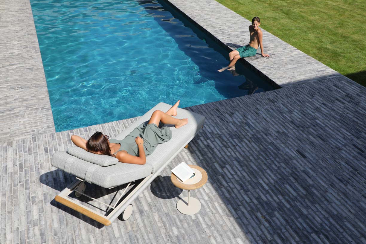Chaise lounge de exterior ajustable y versátil para junto a la piscina y el patio: comodidad ergonómica y resistente a la intemperie-